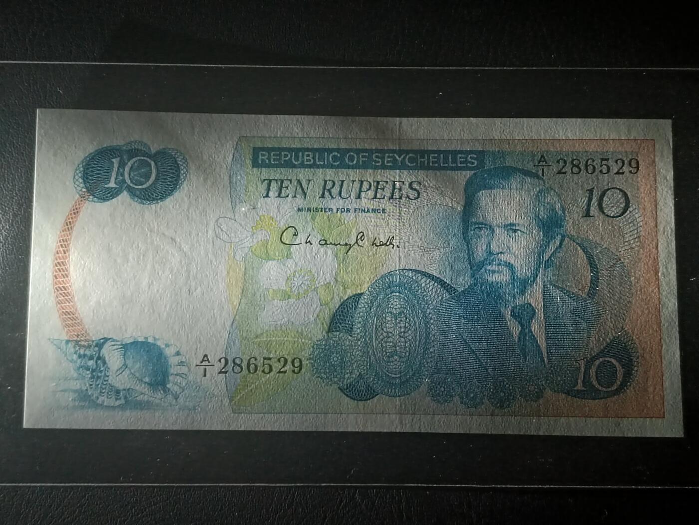 2026二月第一期，总215期 塞舌尔1977版10卢比UNC微潮首冠A/1，仅发行数月的马查姆总统肖像版本