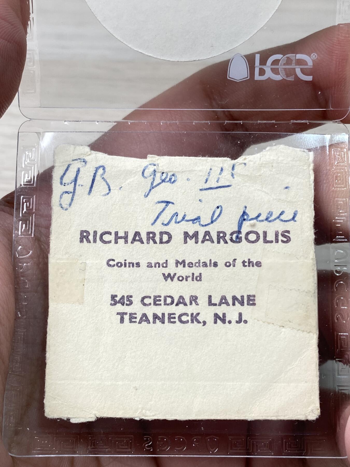 万国钱币拍卖第060期（万国六十期纪念大拍）  PCGS MS63 1811年英格兰银行系列乔治三世1元样币-正面铸样 经过改动后此头像被用于5先令又6便士的样币上。理查德·马乔里旧藏，法国与英国SOHO MINT铸币的专家，1958年成为币商，后期设计铸造了大名鼎鼎的古巴流亡政府少女比索银币，最后被美国政府查抄模具而收场。他上世纪60年代以来购买的出自包括法鲁克国王、苏尔曼等顶级集藏的英法藏品近两年来屡屡排出高价。附带原标签和纸袋。