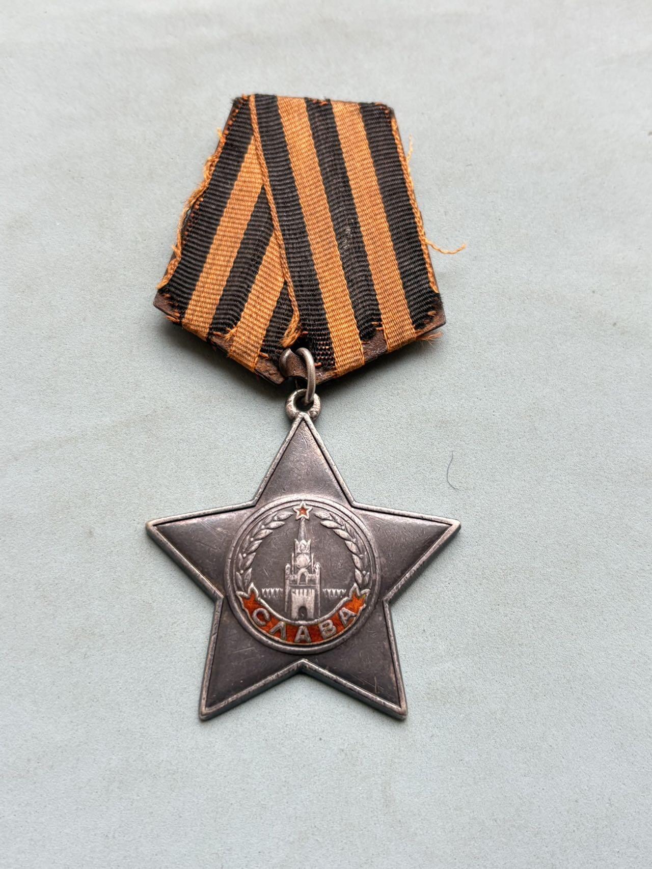 盛世勋华——号角文化勋章邮票专场拍卖第303期 苏联三级光荣战功套章 带证书，奖励卡 银制，总重61克，银价1000+，授予恰尔科夫斯基，在波多雷村地域内抗击德国法西斯侵略者的战斗中，恰尔科夫斯基同志作为填装手所在的炮兵分队，冒着敌军的炮火，直接瞄准，击毙了2名德军士兵，压制了2挺机枪，打坏了1辆汽车。 他值得被授予三级光荣勋章