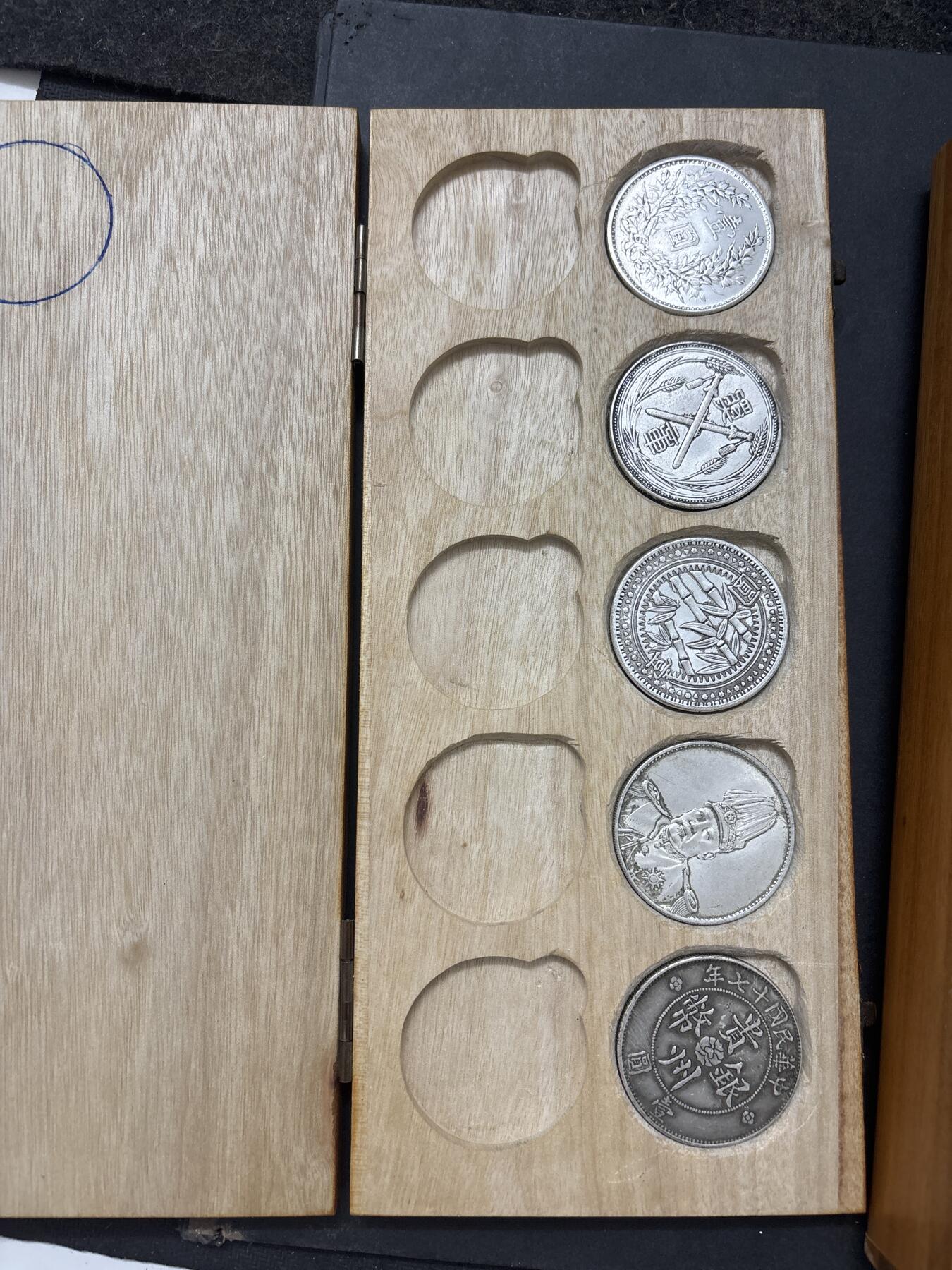 文馨钱币收藏 2026新年第五场（第 291 场）【长期接代拍品】 两个银元高级木盒，可装 20 枚银元，高端大气，带木香味，最后五个送，非卖品，送送送