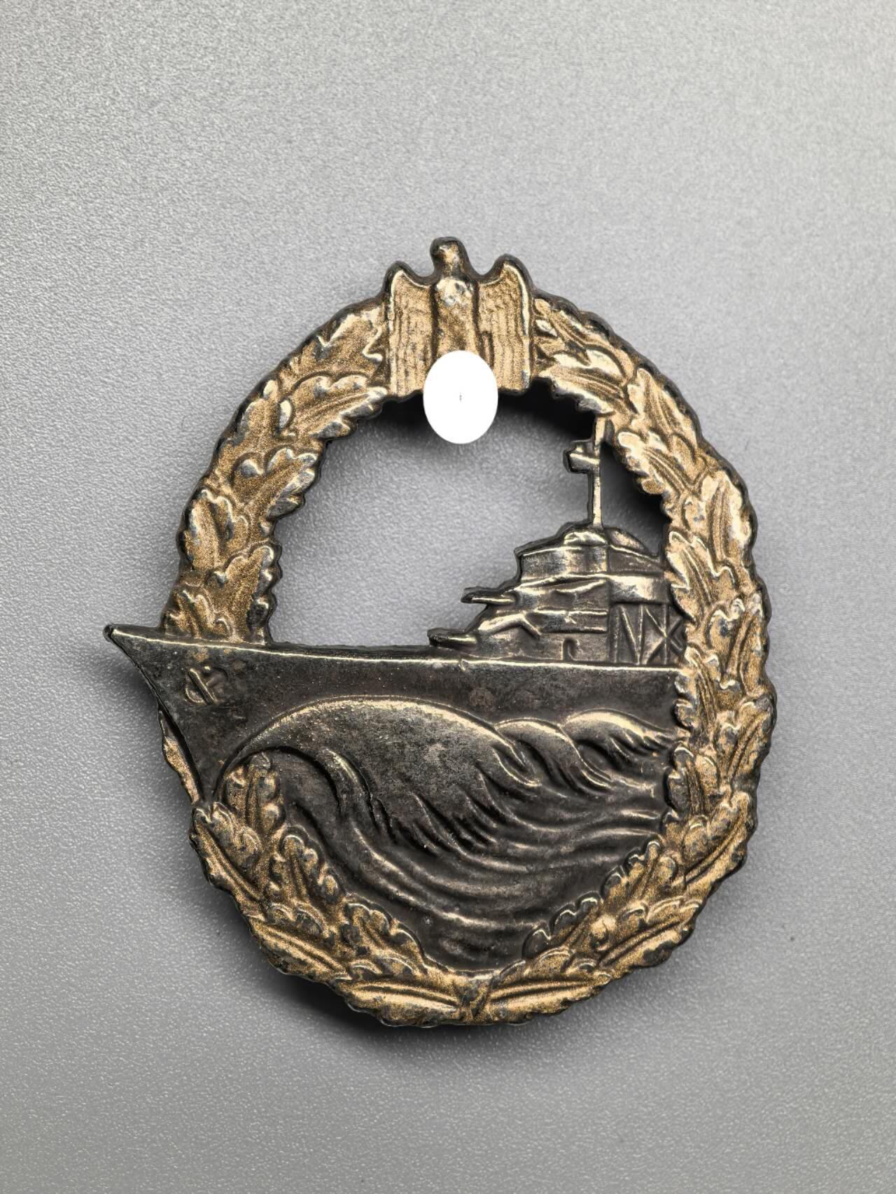 小驴勋章奖章收藏1月31日周六晚六点拍卖（珍爱和平，收藏战争，铭记历史，勿忘国耻，忠党爱国。有偿代拍，送拍规则在简介最后，参拍须阅读规则后再参拍，关系到运费包装发货时效真假辨别等关键信息，拍卖时不再发原图，看大图店主微信码在拍卖店铺介绍里） 现代工艺品海军驱逐舰奖章