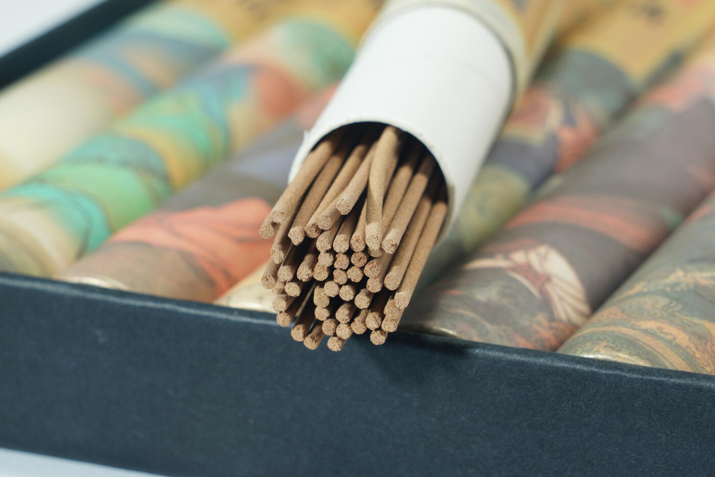 上海都达杂项专场十三（全场包邮】 天然沉香、星洲水沉、雪中春信等健康线香 十筒一套