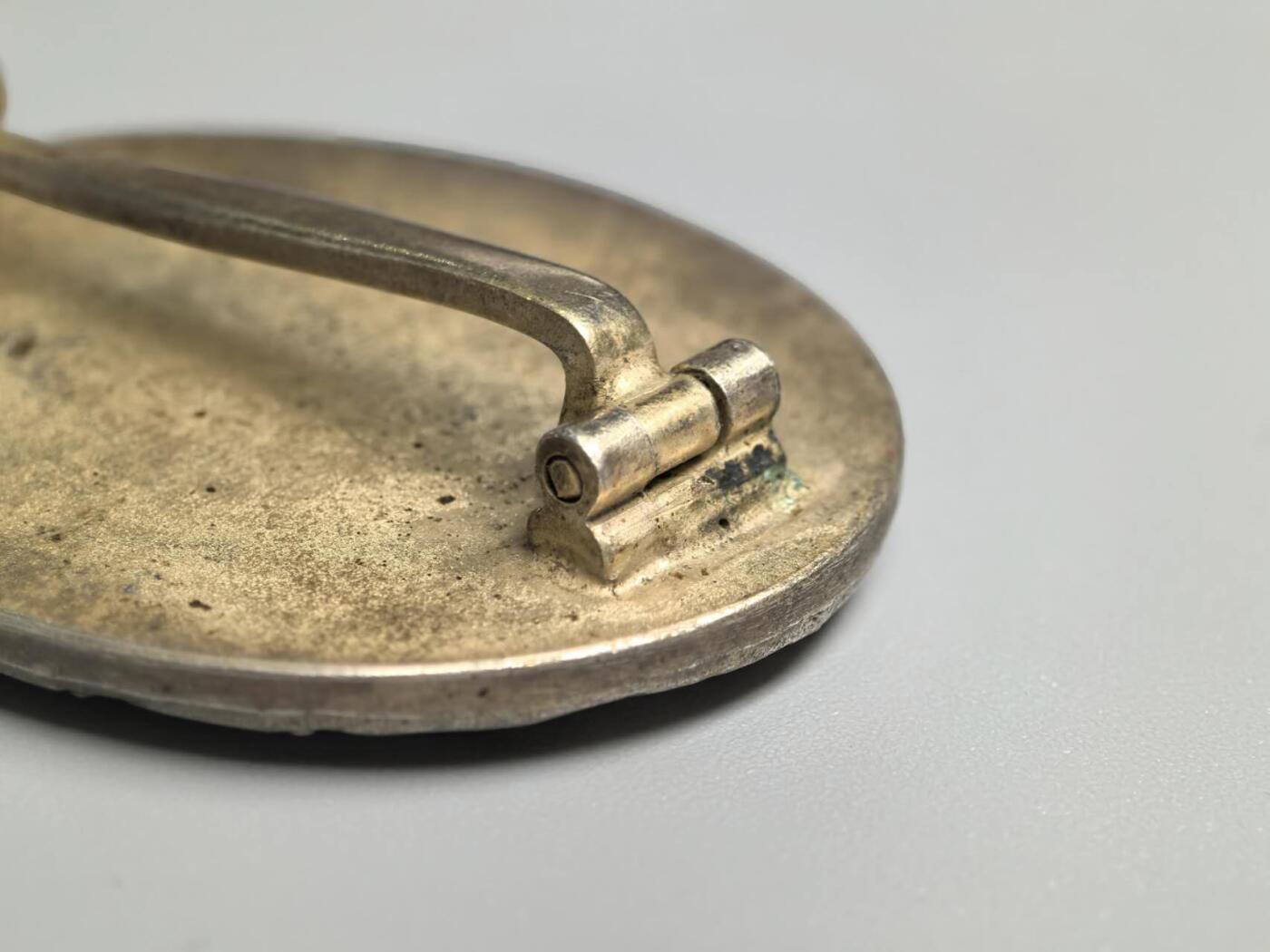 小驴勋章奖章收藏1月31日周六晚六点拍卖（珍爱和平，收藏战争，铭记历史，勿忘国耻，忠党爱国。有偿代拍，送拍规则在简介最后，参拍须阅读规则后再参拍，关系到运费包装发货时效真假辨别等关键信息，拍卖时不再发原图，看大图店主微信码在拍卖店铺介绍里） 现代工艺品银级战伤奖章