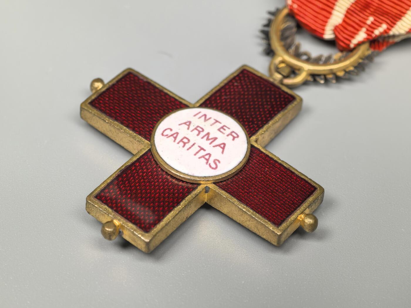 小驴勋章奖章收藏1月31日周六晚六点拍卖（珍爱和平，收藏战争，铭记历史，勿忘国耻，忠党爱国。有偿代拍，送拍规则在简介最后，参拍须阅读规则后再参拍，关系到运费包装发货时效真假辨别等关键信息，拍卖时不再发原图，看大图店主微信码在拍卖店铺介绍里） 葡萄牙红十字功勋勋章，铜质局部珐琅，1925年版。1908年5月7日设立