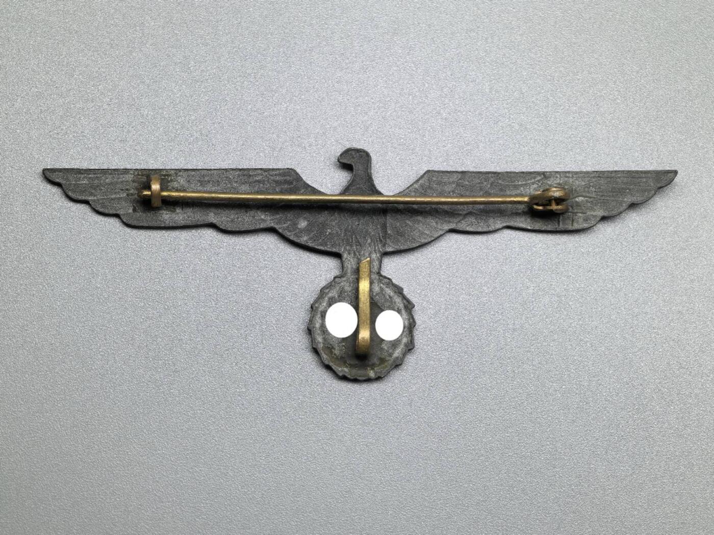 小驴勋章奖章收藏1月31日周六晚六点拍卖（珍爱和平，收藏战争，铭记历史，勿忘国耻，忠党爱国。有偿代拍，送拍规则在简介最后，参拍须阅读规则后再参拍，关系到运费包装发货时效真假辨别等关键信息，拍卖时不再发原图，看大图店主微信码在拍卖店铺介绍里） 得三陆军夏季常服胸鹰徽章，锌质，有老修