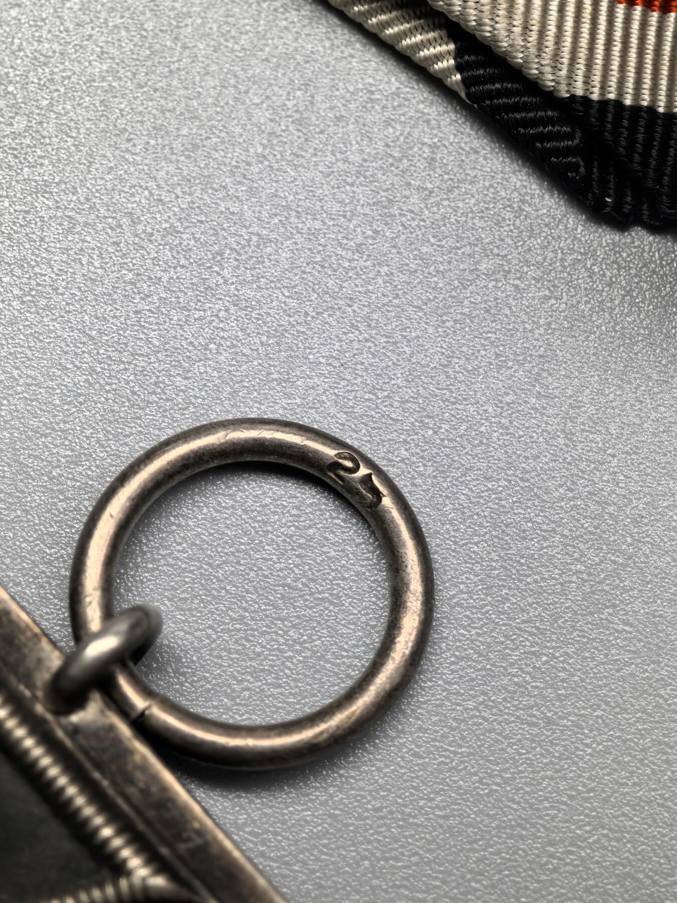 小驴勋章奖章收藏1月31日周六晚六点拍卖（珍爱和平，收藏战争，铭记历史，勿忘国耻，忠党爱国。有偿代拍，送拍规则在简介最后，参拍须阅读规则后再参拍，关系到运费包装发货时效真假辨别等关键信息，拍卖时不再发原图，看大图店主微信码在拍卖店铺介绍里） 得WWII二级铁十字勋章，环打25厂标，铁质核心黑漆