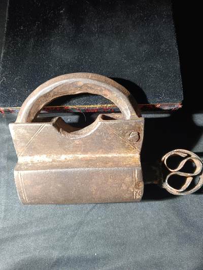 115期新疆红钱粟特钱币丝路钱币专场 - 清代新疆少数民族地区铁锁(可正常打开)