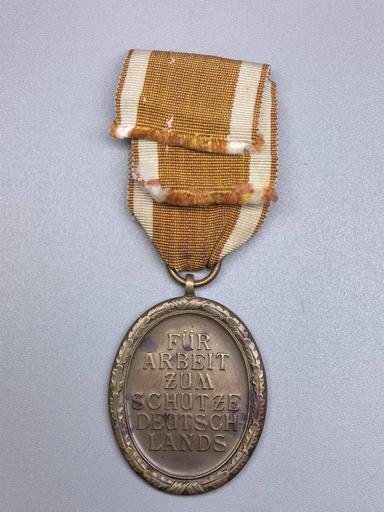 小驴勋章奖章收藏1月31日周六晚六点拍卖（珍爱和平，收藏战争，铭记历史，勿忘国耻，忠党爱国。有偿代拍，送拍规则在简介最后，参拍须阅读规则后再参拍，关系到运费包装发货时效真假辨别等关键信息，拍卖时不再发原图，看大图店主微信码在拍卖店铺介绍里） 得三西线防御奖章，铜质，后配绶带