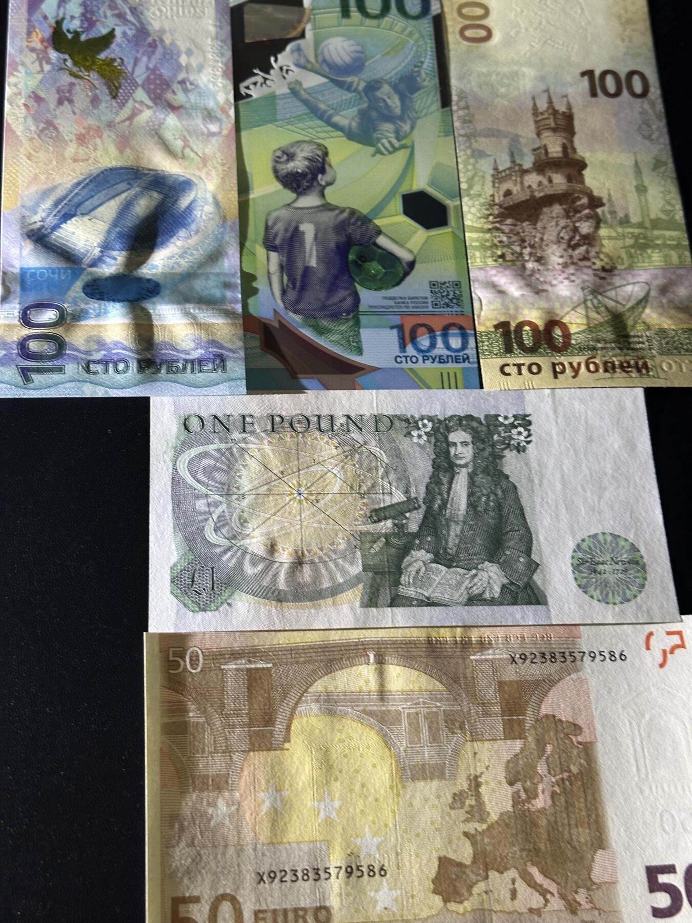 《外钞收藏家》第六百零六期（精品场）（本平台长期征集拍品、欢迎藏友们联系合作） 俄罗斯100卢布纪念钞3张+英国D序列1镑+三签50欧元 一起 全新UNC