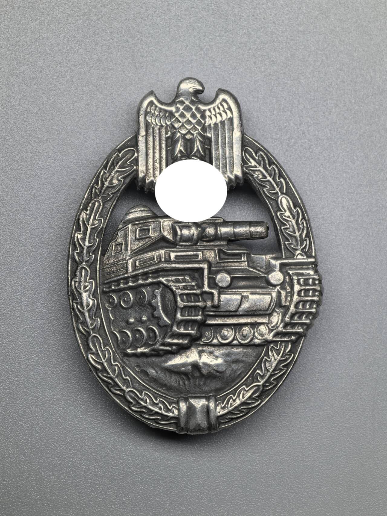 小驴勋章奖章收藏1月31日周六晚六点拍卖（珍爱和平，收藏战争，铭记历史，勿忘国耻，忠党爱国。有偿代拍，送拍规则在简介最后，参拍须阅读规则后再参拍，关系到运费包装发货时效真假辨别等关键信息，拍卖时不再发原图，看大图店主微信码在拍卖店铺介绍里） 现代工艺品银级坦克突击奖章