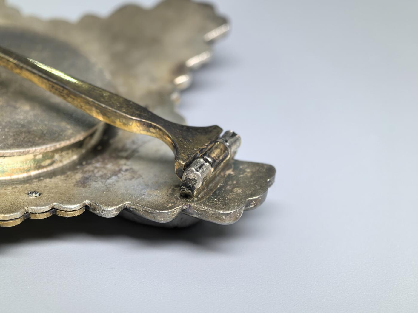 小驴勋章奖章收藏1月31日周六晚六点拍卖（珍爱和平，收藏战争，铭记历史，勿忘国耻，忠党爱国。有偿代拍，送拍规则在简介最后，参拍须阅读规则后再参拍，关系到运费包装发货时效真假辨别等关键信息，拍卖时不再发原图，看大图店主微信码在拍卖店铺介绍里） 芬兰大授玫瑰勋章带原盒，银质镀金珐琅，打有银标厂标年份标，极品