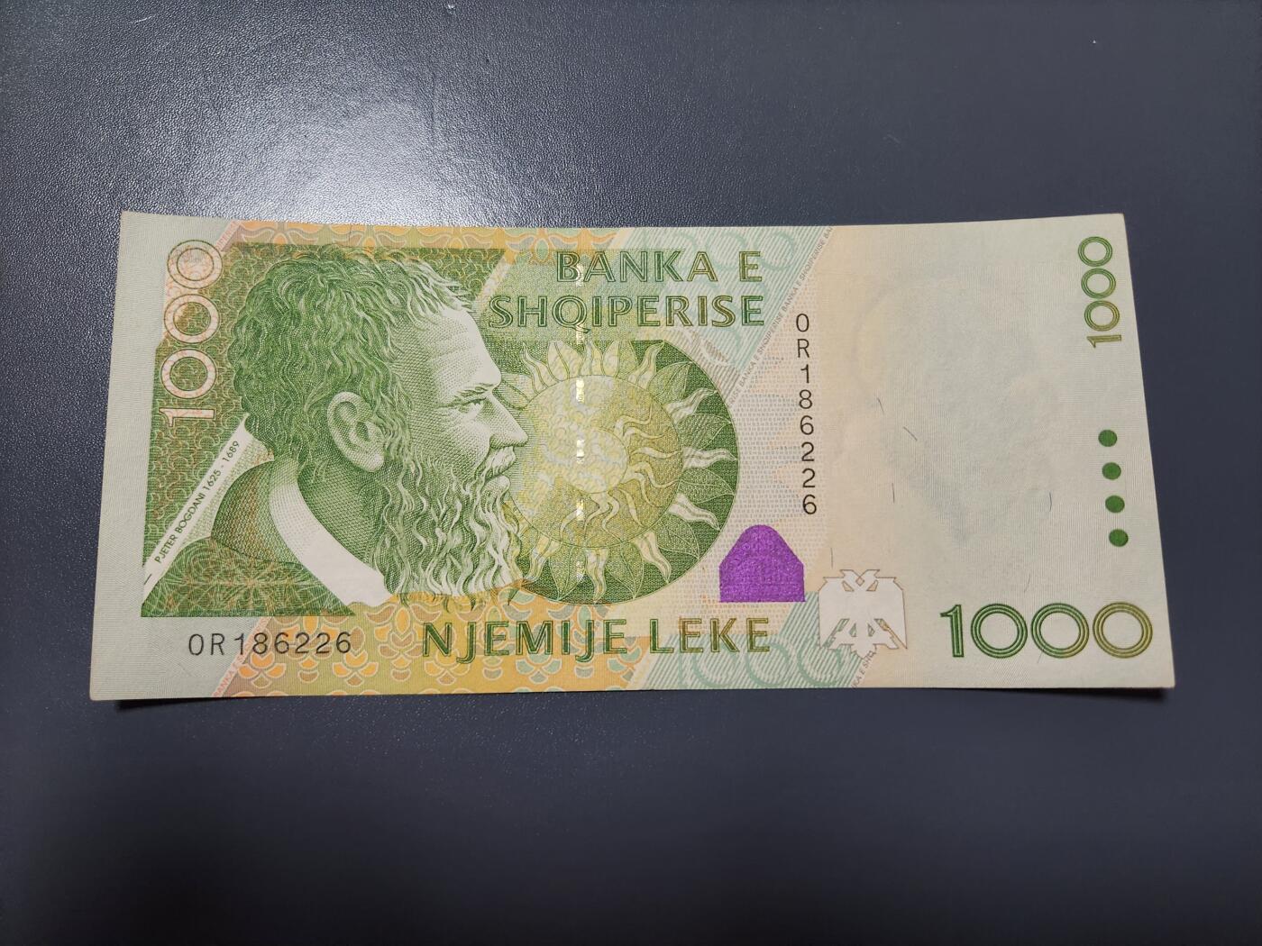 1月31号晚上8点 外国纸币自动截拍第16场  阿尔巴尼亚2001年1000列克  沃伊德耶斯教堂 186226近新