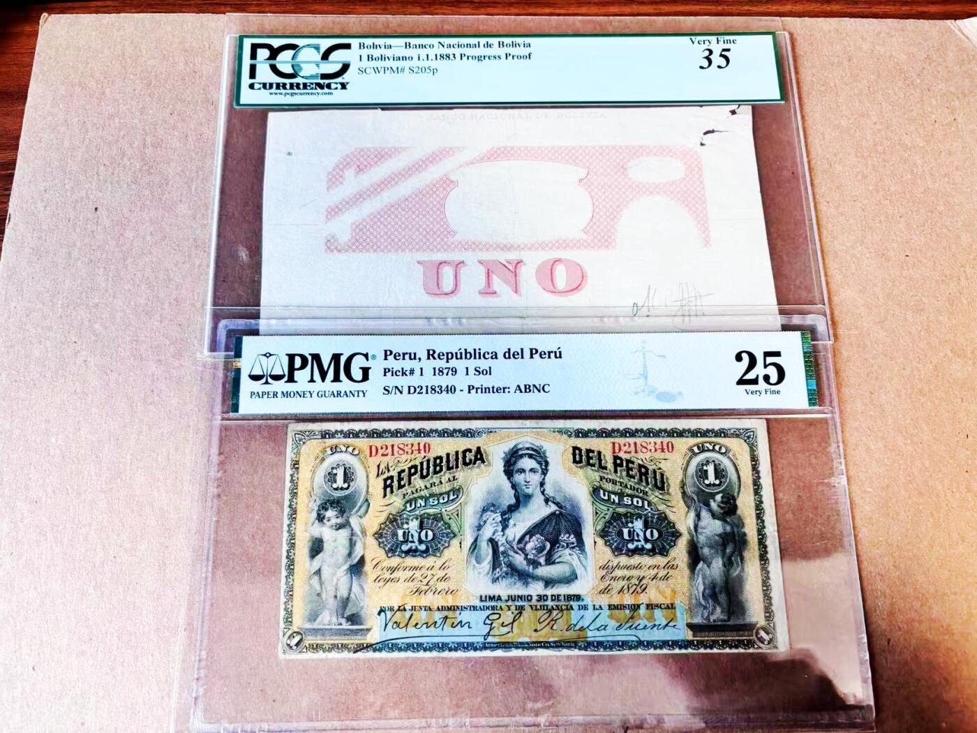 【Blue Auction】世界纸币精拍第781期——18级TOP拍卖/信誉/品质/专业/高效💫 【一组2张 “硝石战争”难兄难弟 含P-1实钞】秘鲁1879年1索尔 背面描绘同年伊基克战役中海军旗舰倾颓的场景 PMG25/玻利维亚国家银行1883年1诺过程印样 PCGS35（发行目的皆为整顿国内局势、激昂民族斗志）