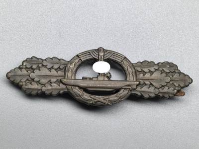 小驴勋章奖章收藏1月31日周六晚六点拍卖（珍爱和平，收藏战争，铭记历史，勿忘国耻，忠党爱国。有偿代拍，送拍规则在简介最后，参拍须阅读规则后再参拍，关系到运费包装发货时效真假辨别等关键信息，拍卖时不再发原图，看大图店主微信码在拍卖店铺介绍里） - 铜级U型潜艇战斗勋饰，背打施卫林厂AUSF. SCHWERIN BERLIN 68标，锌质镀铜，铁质别杆，44年5月设立，U型潜艇战斗勋饰被授予者都是已经完成一定巡航战斗任务次数的潜水艇指挥员，或任何有英勇行为并被认可给予高度评价的潜水艇人员。每一枚U型潜艇战斗勋都是由潜艇指挥官推荐，海军的总司令邓尼茨海军上将亲自评定并发授极其罕见。