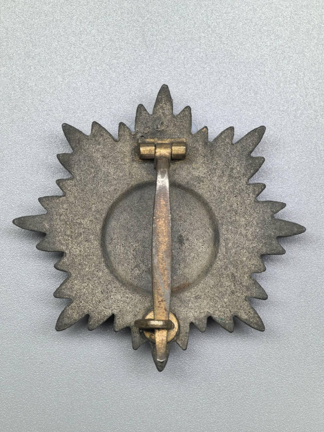 小驴勋章奖章收藏1月31日周六晚六点拍卖（珍爱和平，收藏战争，铭记历史，勿忘国耻，忠党爱国。有偿代拍，送拍规则在简介最后，参拍须阅读规则后再参拍，关系到运费包装发货时效真假辨别等关键信息，拍卖时不再发原图，看大图店主微信码在拍卖店铺介绍里） 得三东线解放奖章一级金质，锌镀金