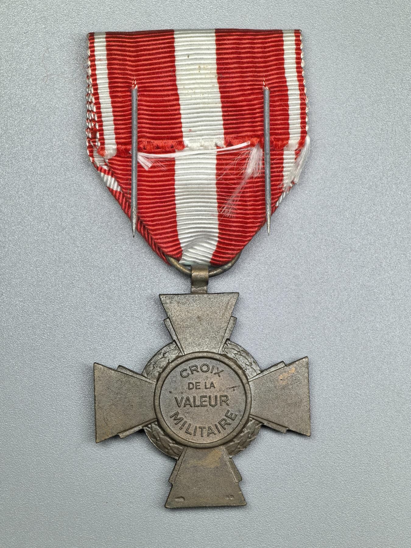 小驴勋章奖章收藏1月31日周六晚六点拍卖（珍爱和平，收藏战争，铭记历史，勿忘国耻，忠党爱国。有偿代拍，送拍规则在简介最后，参拍须阅读规则后再参拍，关系到运费包装发货时效真假辨别等关键信息，拍卖时不再发原图，看大图店主微信码在拍卖店铺介绍里） 法国军功十字奖章，带二次授予橡叶勋饰，背打铜标