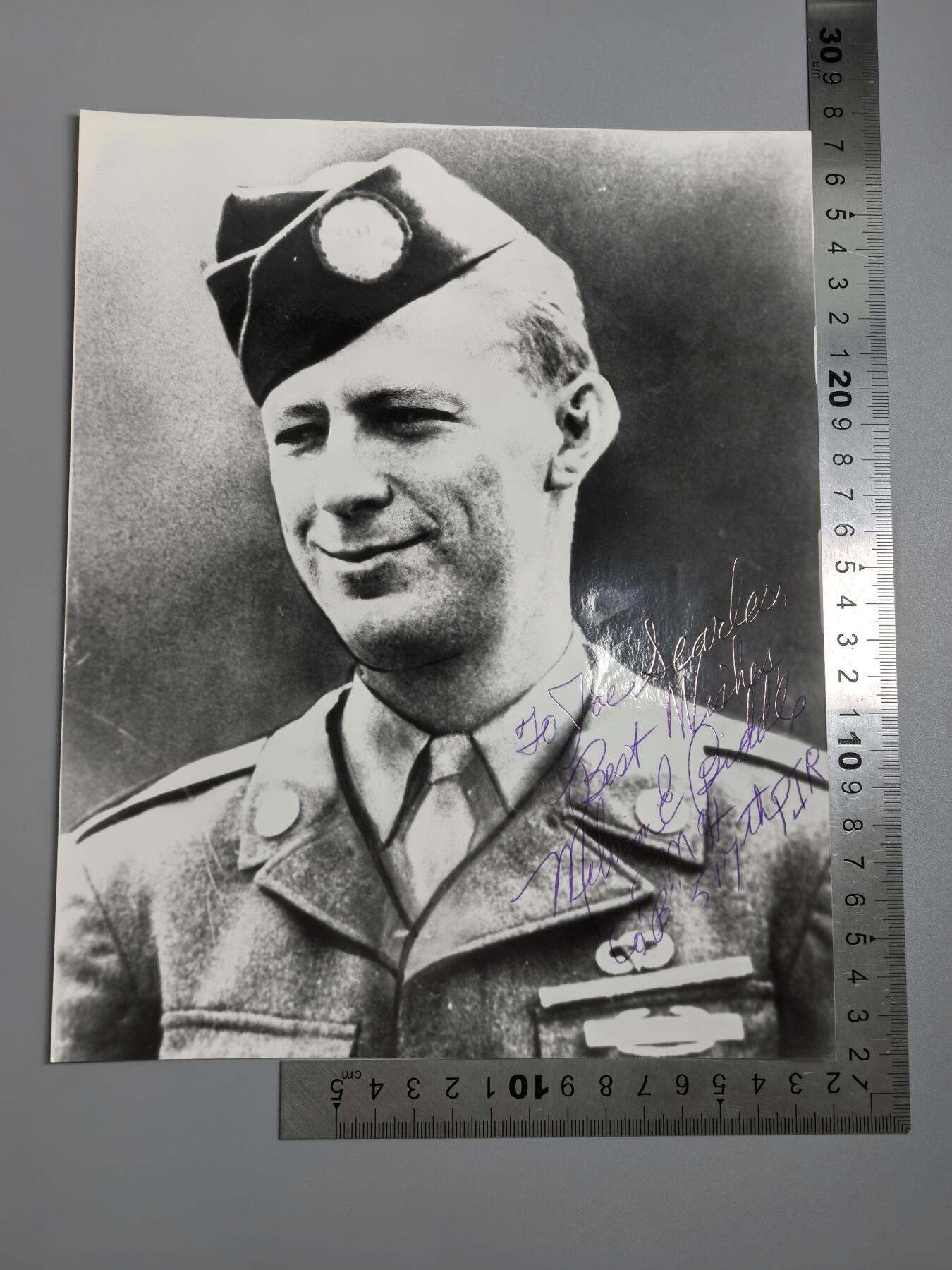 小驴勋章奖章收藏1月31日周六晚六点拍卖（珍爱和平，收藏战争，铭记历史，勿忘国耻，忠党爱国。有偿代拍，送拍规则在简介最后，参拍须阅读规则后再参拍，关系到运费包装发货时效真假辨别等关键信息，拍卖时不再发原图，看大图店主微信码在拍卖店铺介绍里） 二战美国陆军82空降师侦察兵、荣誉勋章获得者梅尔文·厄尔“巴德”·比德尔下士战后10寸超大签名照（25.4厘米 × 20.3厘米），柯达相纸，突出部战役击毙多名德军狙击手，压制攻占多个机枪阵地，美军二战期间一共颁发472枚荣誉勋章，比骑士铁十字少很多，100美元一张