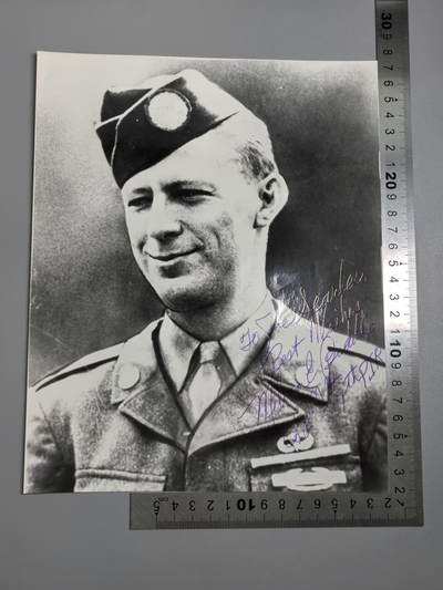 小驴勋章奖章收藏1月31日周六晚六点拍卖（珍爱和平，收藏战争，铭记历史，勿忘国耻，忠党爱国。有偿代拍，送拍规则在简介最后，参拍须阅读规则后再参拍，关系到运费包装发货时效真假辨别等关键信息，拍卖时不再发原图，看大图店主微信码在拍卖店铺介绍里） - 二战美国陆军82空降师侦察兵、荣誉勋章获得者梅尔文·厄尔“巴德”·比德尔下士战后10寸超大签名照（25.4厘米 × 20.3厘米），柯达相纸，突出部战役击毙多名德军狙击手，压制攻占多个机枪阵地，美军二战期间一共颁发472枚荣誉勋章，比骑士铁十字少很多，100美元一张