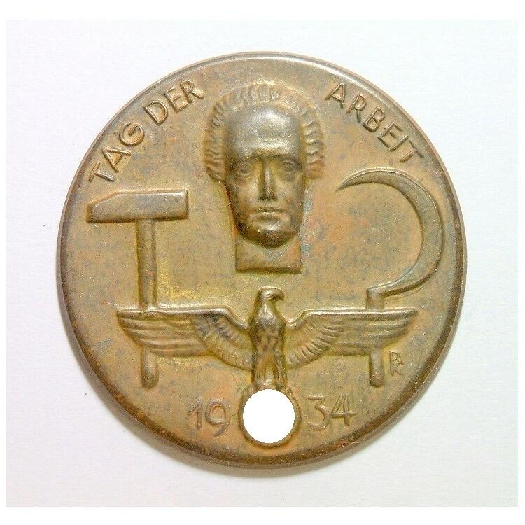 德国第三帝国1934年 五一劳动节+鹰徽 高浮雕精制镀金章 36MM