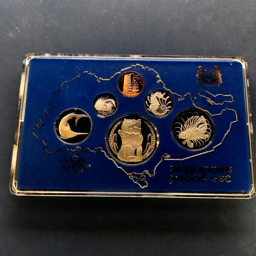 长老汇蛇年精选第九十七场拍卖 新加坡1977年官方封装精制套币 盒证齐全 豪华木盒 量3500