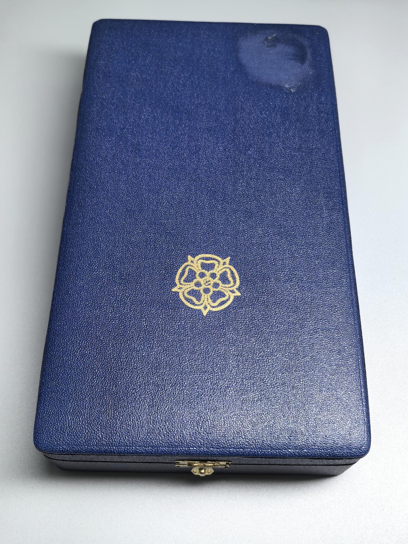 小驴勋章奖章收藏1月31日周六晚六点拍卖（珍爱和平，收藏战争，铭记历史，勿忘国耻，忠党爱国。有偿代拍，送拍规则在简介最后，参拍须阅读规则后再参拍，关系到运费包装发货时效真假辨别等关键信息，拍卖时不再发原图，看大图店主微信码在拍卖店铺介绍里） 芬兰大授玫瑰勋章带原盒，银质镀金珐琅，打有银标厂标年份标，极品