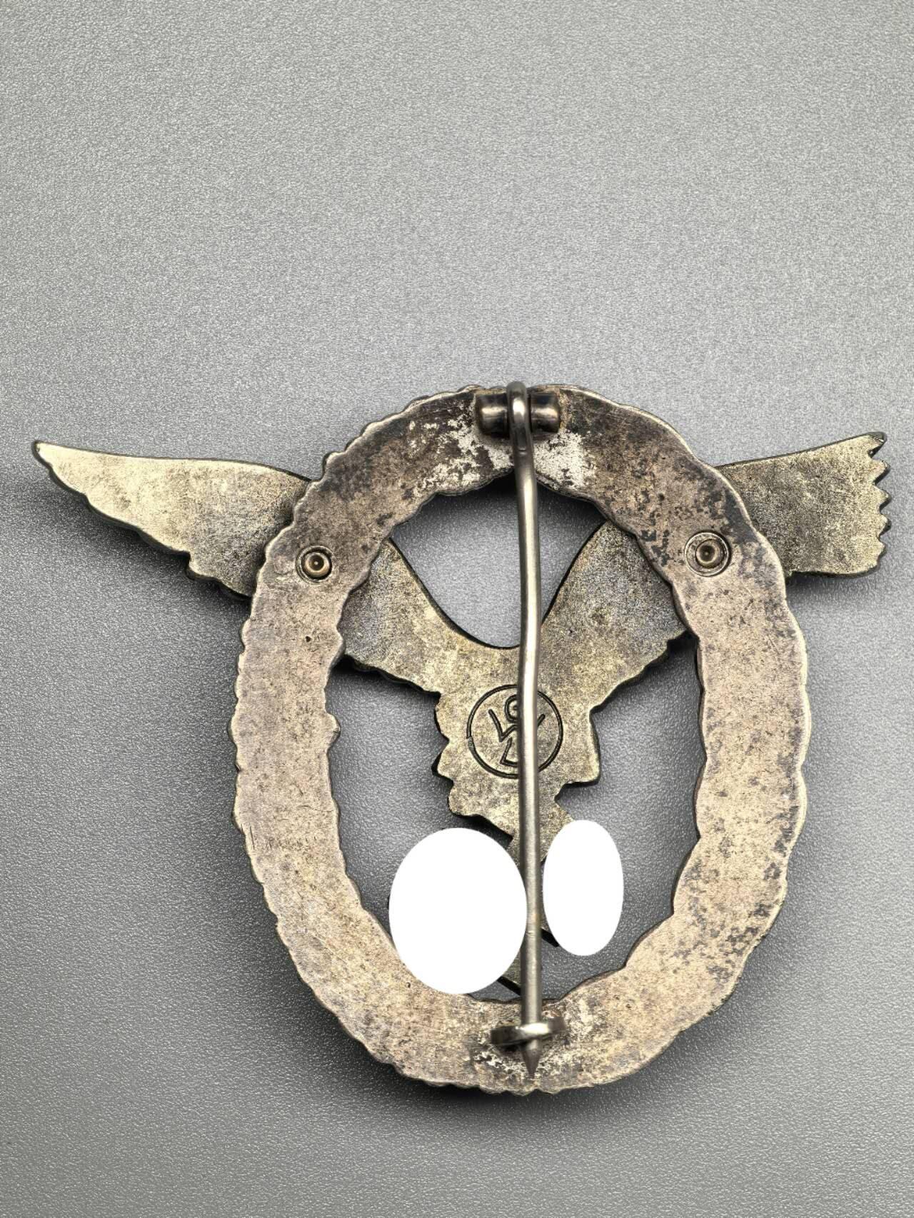 小驴勋章奖章收藏1月31日周六晚六点拍卖（珍爱和平，收藏战争，铭记历史，勿忘国耻，忠党爱国。有偿代拍，送拍规则在简介最后，参拍须阅读规则后再参拍，关系到运费包装发货时效真假辨别等关键信息，拍卖时不再发原图，看大图店主微信码在拍卖店铺介绍里） 德国WWII空军飞行员奖章，GWL厂制作高品质奖章，背打厂标（Gebruder Wegerh off, Ludenscheid),早期Type1 b版本，镍银（Nickel Silver）铜合金材质，鹰枪镀黑，花环镀银，自然氧化非常漂亮