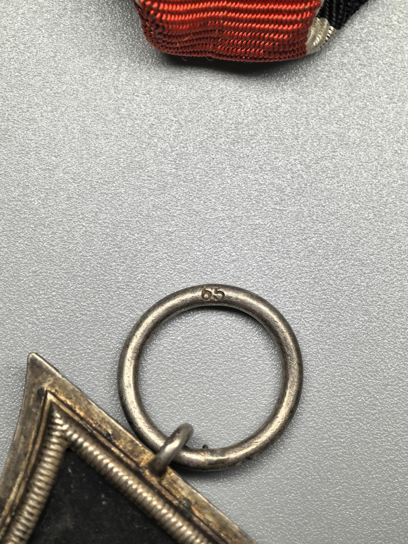 小驴勋章奖章收藏1月31日周六晚六点拍卖（珍爱和平，收藏战争，铭记历史，勿忘国耻，忠党爱国。有偿代拍，送拍规则在简介最后，参拍须阅读规则后再参拍，关系到运费包装发货时效真假辨别等关键信息，拍卖时不再发原图，看大图店主微信码在拍卖店铺介绍里） 得WWII二级铁十字勋章，环打65厂厂标，铁质核心黑漆