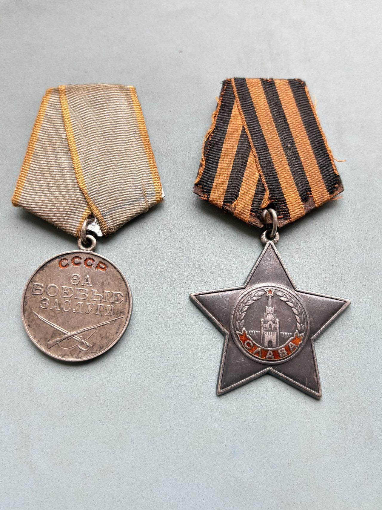 盛世勋华——号角文化勋章邮票专场拍卖第303期 苏联三级光荣战功套章 带证书，奖励卡 银制，总重61克，银价1000+，授予恰尔科夫斯基，在波多雷村地域内抗击德国法西斯侵略者的战斗中，恰尔科夫斯基同志作为填装手所在的炮兵分队，冒着敌军的炮火，直接瞄准，击毙了2名德军士兵，压制了2挺机枪，打坏了1辆汽车。 他值得被授予三级光荣勋章