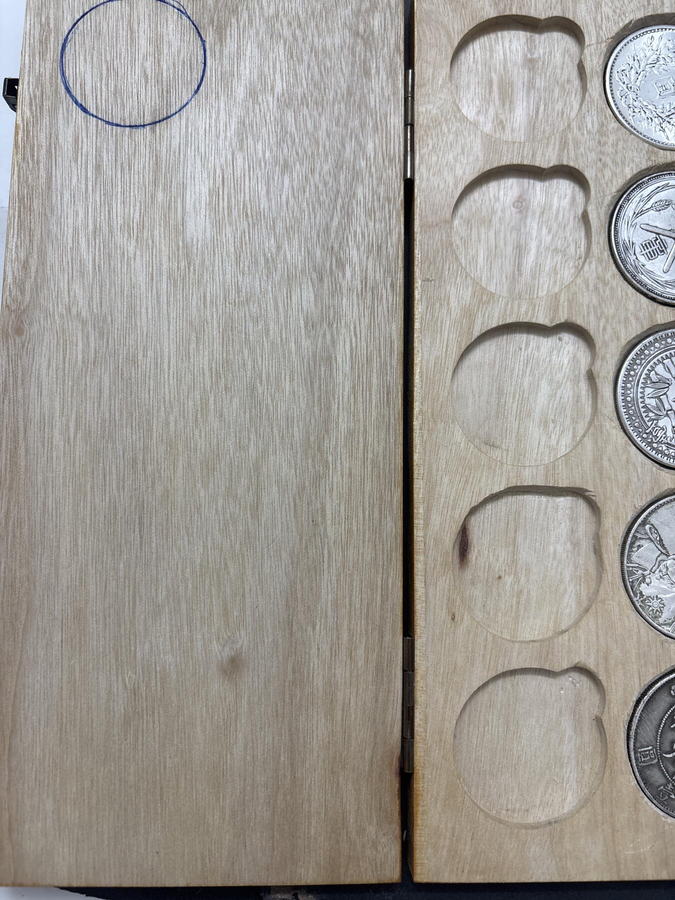 文馨钱币收藏 2026新年第五场（第 291 场）【长期接代拍品】 两个银元高级木盒，可装 20 枚银元，高端大气，带木香味，最后五个送，非卖品，送送送