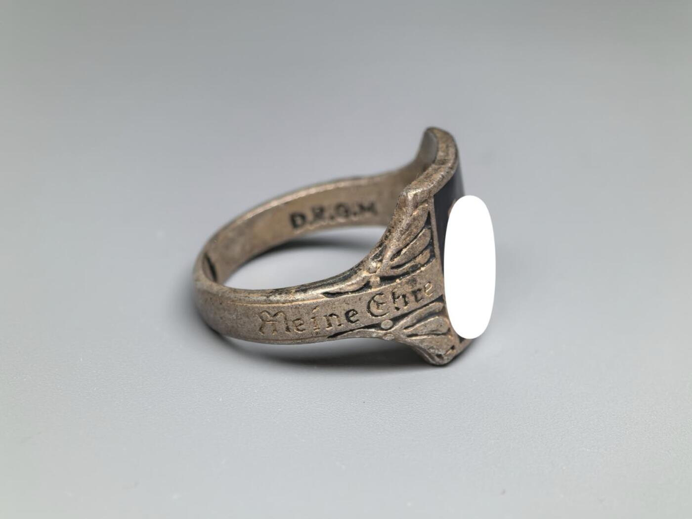 小驴勋章奖章收藏1月31日周六晚六点拍卖（珍爱和平，收藏战争，铭记历史，勿忘国耻，忠党爱国。有偿代拍，送拍规则在简介最后，参拍须阅读规则后再参拍，关系到运费包装发货时效真假辨别等关键信息，拍卖时不再发原图，看大图店主微信码在拍卖店铺介绍里） 现代工艺品SS戒指，港码23码，材质未知带珐琅