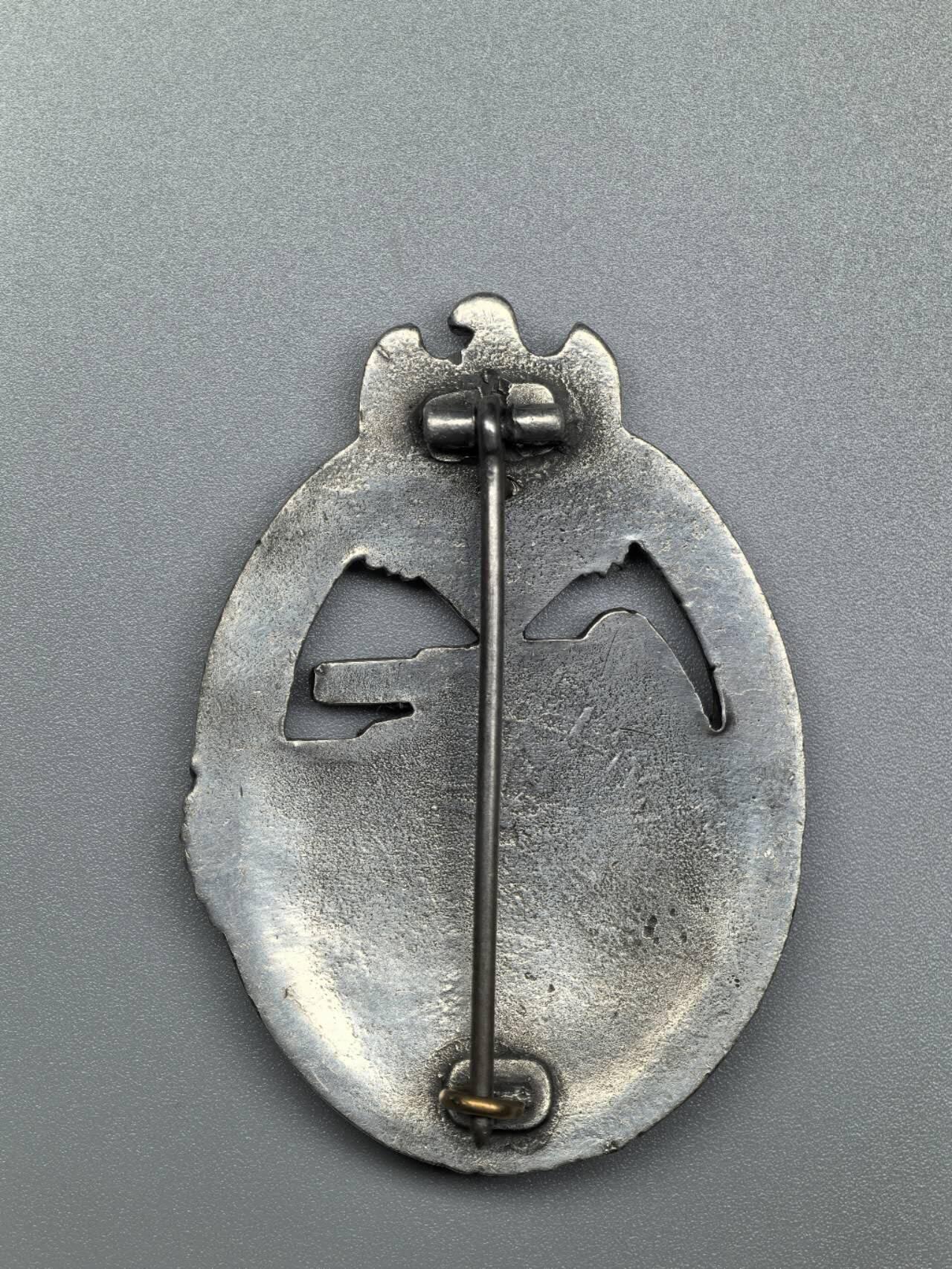 小驴勋章奖章收藏1月31日周六晚六点拍卖（珍爱和平，收藏战争，铭记历史，勿忘国耻，忠党爱国。有偿代拍，送拍规则在简介最后，参拍须阅读规则后再参拍，关系到运费包装发货时效真假辨别等关键信息，拍卖时不再发原图，看大图店主微信码在拍卖店铺介绍里） 现代工艺品银级坦克突击奖章