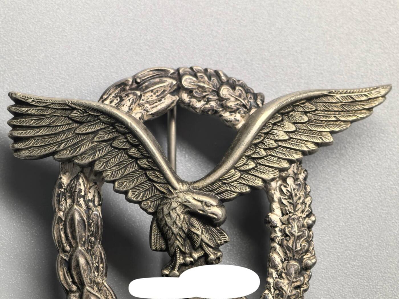 小驴勋章奖章收藏1月31日周六晚六点拍卖（珍爱和平，收藏战争，铭记历史，勿忘国耻，忠党爱国。有偿代拍，送拍规则在简介最后，参拍须阅读规则后再参拍，关系到运费包装发货时效真假辨别等关键信息，拍卖时不再发原图，看大图店主微信码在拍卖店铺介绍里） 德国WWII空军飞行员奖章，GWL厂制作高品质奖章，背打厂标（Gebruder Wegerh off, Ludenscheid),早期Type1 b版本，镍银（Nickel Silver）铜合金材质，鹰枪镀黑，花环镀银，自然氧化非常漂亮