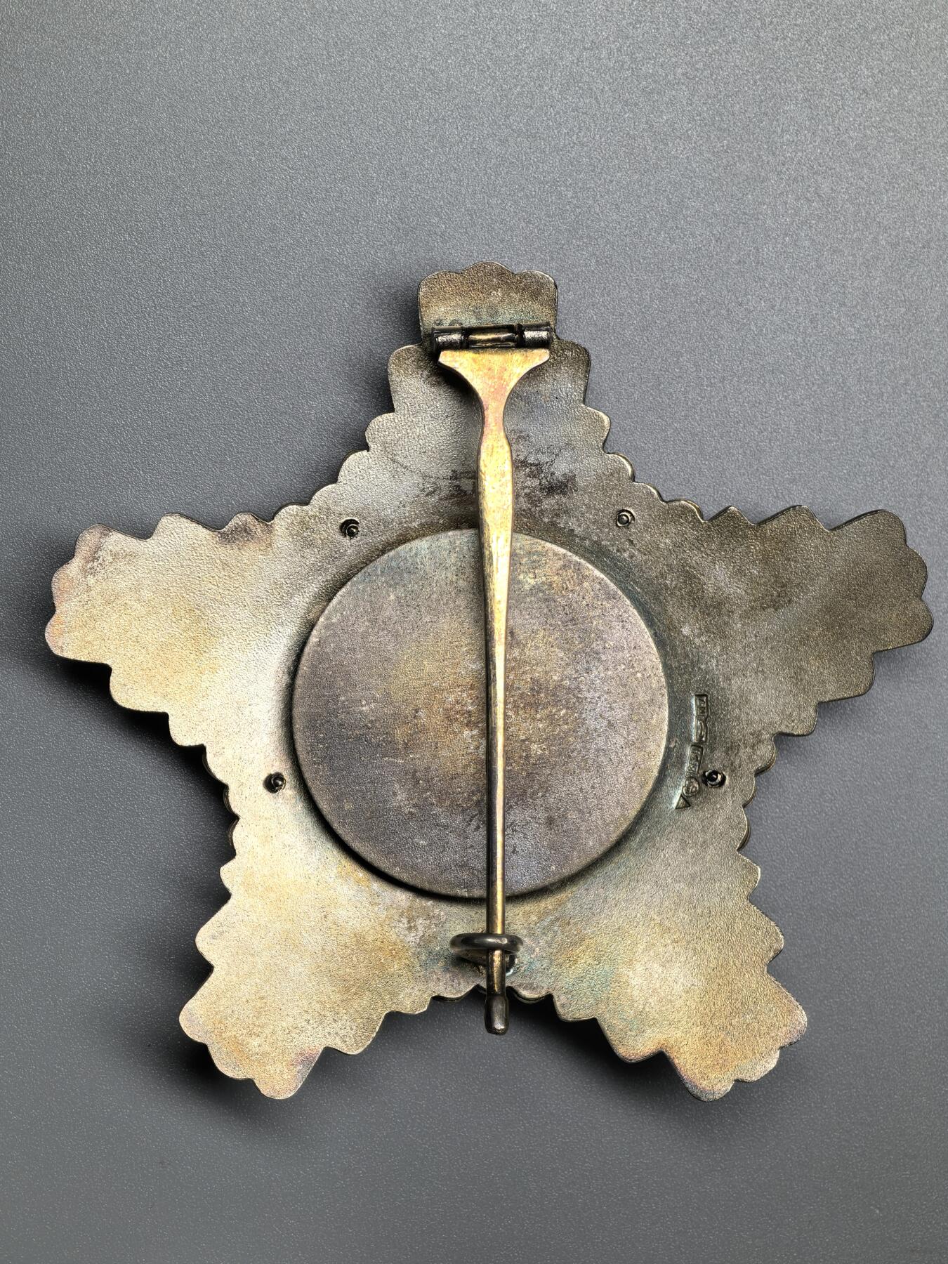 小驴勋章奖章收藏1月31日周六晚六点拍卖（珍爱和平，收藏战争，铭记历史，勿忘国耻，忠党爱国。有偿代拍，送拍规则在简介最后，参拍须阅读规则后再参拍，关系到运费包装发货时效真假辨别等关键信息，拍卖时不再发原图，看大图店主微信码在拍卖店铺介绍里） 芬兰大授玫瑰勋章带原盒，银质镀金珐琅，打有银标厂标年份标，极品