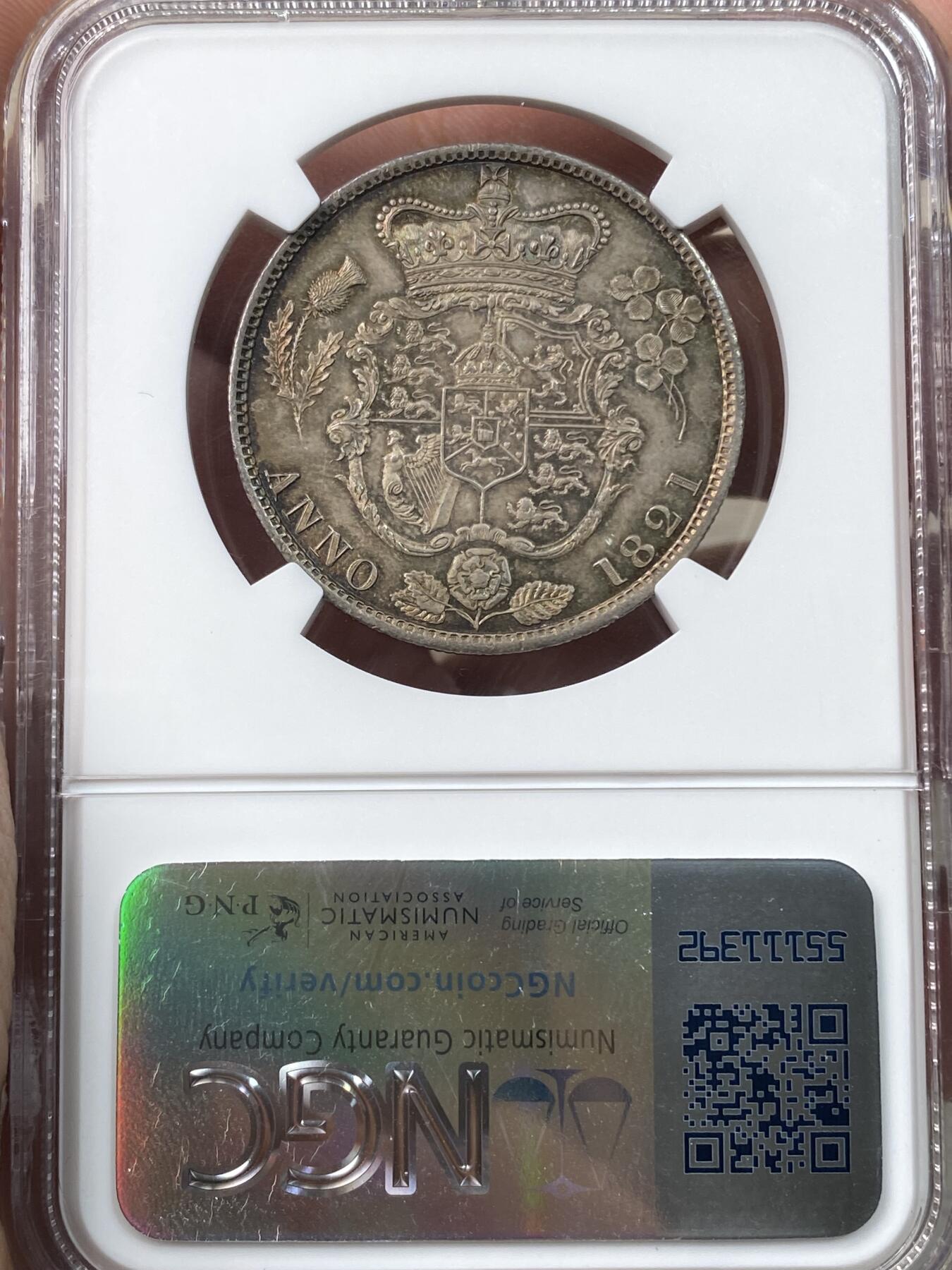 万国钱币拍卖第060期（万国六十期纪念大拍） NGC MS64 1821英国乔治四世三花半克朗 象征英格兰的玫瑰，苏格兰的蓟草和爱尔兰的三叶草三位一体的围绕在汉诺威王朝的盾徽周围 将乔治四世时期的装饰艺术体现的淋漓尽致  双面英式天鹅绒五彩 顶级典藏品质