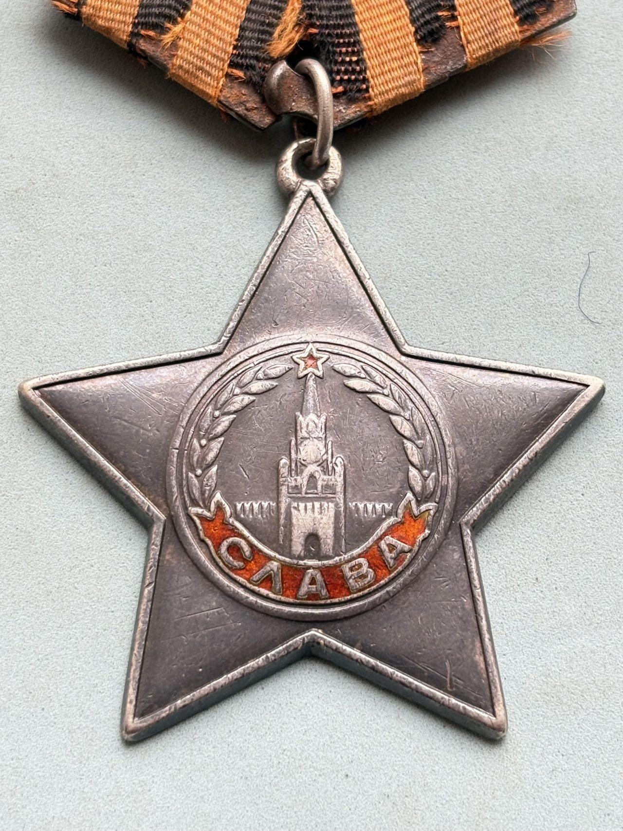 盛世勋华——号角文化勋章邮票专场拍卖第303期 苏联三级光荣战功套章 带证书，奖励卡 银制，总重61克，银价1000+，授予恰尔科夫斯基，在波多雷村地域内抗击德国法西斯侵略者的战斗中，恰尔科夫斯基同志作为填装手所在的炮兵分队，冒着敌军的炮火，直接瞄准，击毙了2名德军士兵，压制了2挺机枪，打坏了1辆汽车。 他值得被授予三级光荣勋章