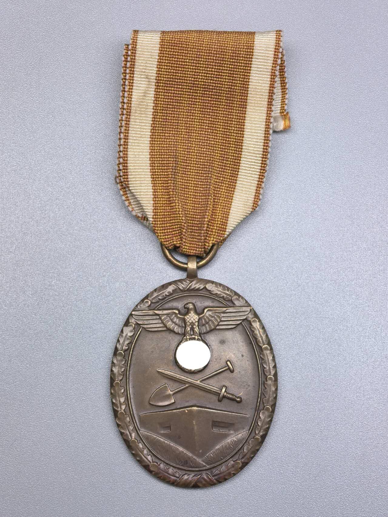 小驴勋章奖章收藏1月31日周六晚六点拍卖（珍爱和平，收藏战争，铭记历史，勿忘国耻，忠党爱国。有偿代拍，送拍规则在简介最后，参拍须阅读规则后再参拍，关系到运费包装发货时效真假辨别等关键信息，拍卖时不再发原图，看大图店主微信码在拍卖店铺介绍里） 得三西线防御奖章，铜质，后配绶带