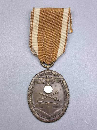 小驴勋章奖章收藏1月31日周六晚六点拍卖（珍爱和平，收藏战争，铭记历史，勿忘国耻，忠党爱国。有偿代拍，送拍规则在简介最后，参拍须阅读规则后再参拍，关系到运费包装发货时效真假辨别等关键信息，拍卖时不再发原图，看大图店主微信码在拍卖店铺介绍里） - 得三西线防御奖章，铜质，后配绶带