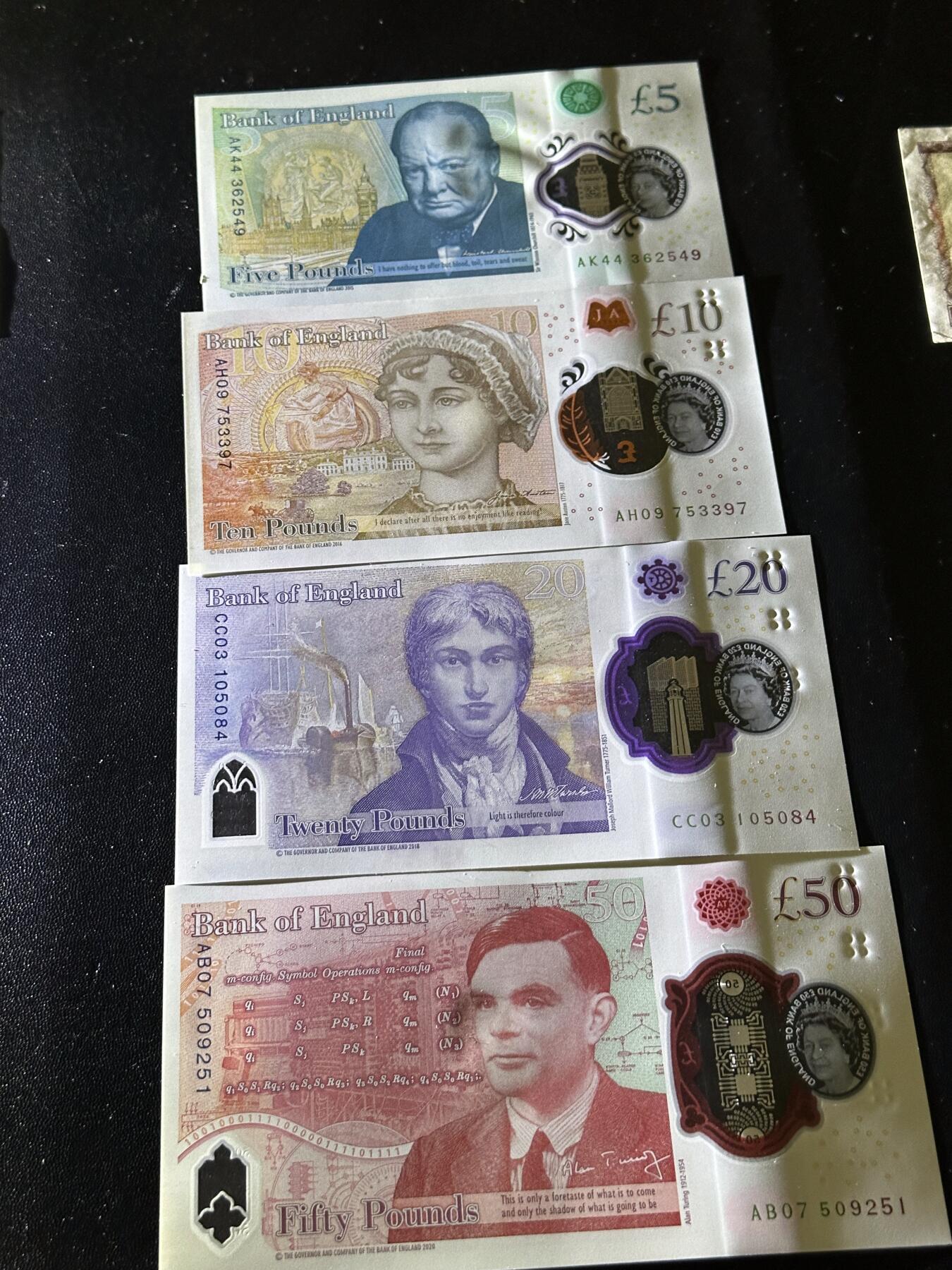 《外钞收藏家》第六百零六期（精品场）（本平台长期征集拍品、欢迎藏友们联系合作） 英国女王版塑料钞4张一起 全新UNC