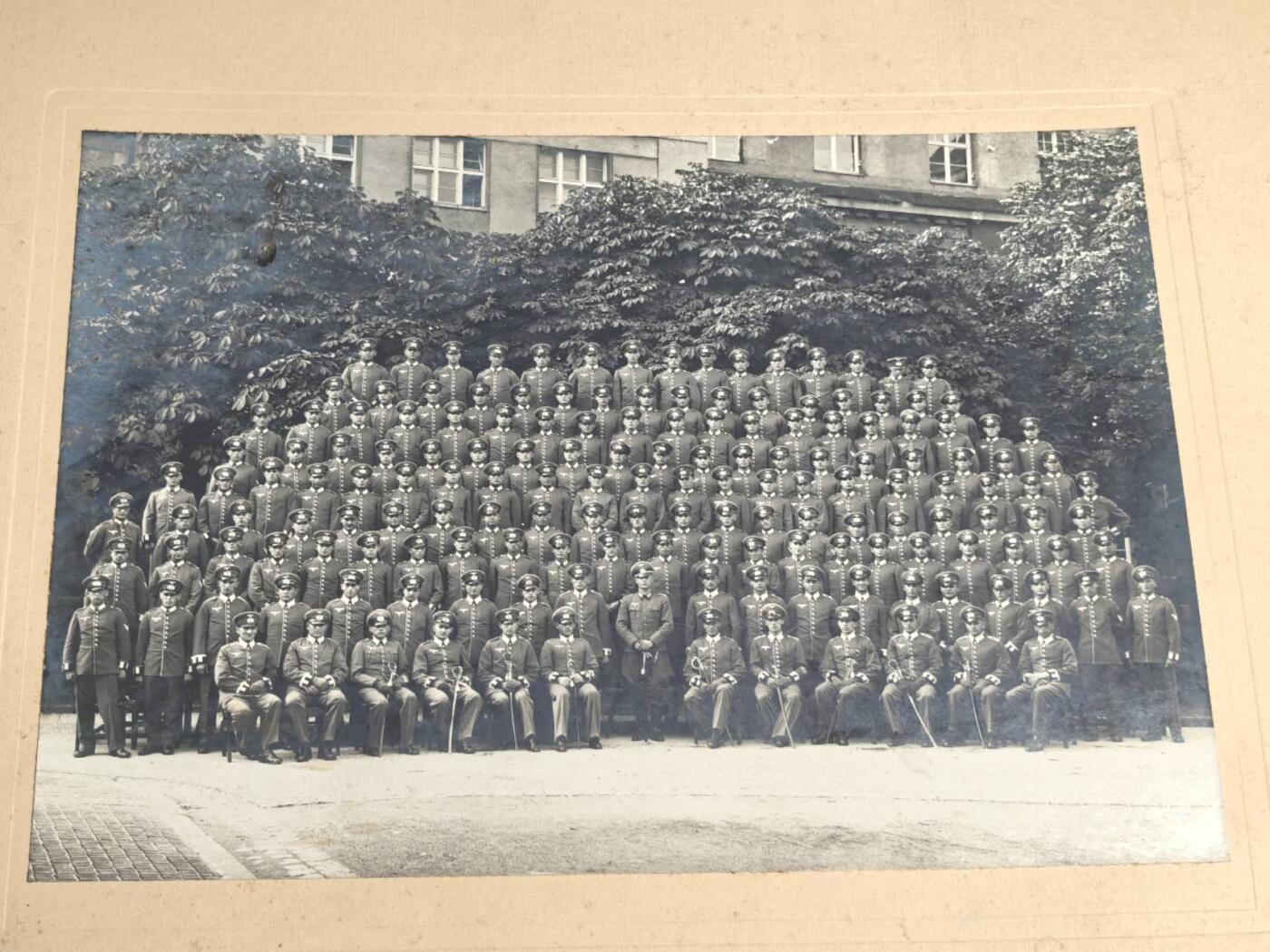 小驴勋章奖章收藏1月31日周六晚六点拍卖（珍爱和平，收藏战争，铭记历史，勿忘国耻，忠党爱国。有偿代拍，送拍规则在简介最后，参拍须阅读规则后再参拍，关系到运费包装发货时效真假辨别等关键信息，拍卖时不再发原图，看大图店主微信码在拍卖店铺介绍里） 连队合影照片