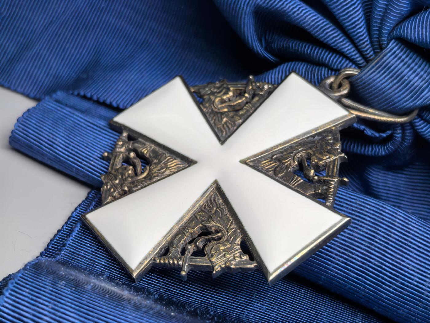 小驴勋章奖章收藏1月31日周六晚六点拍卖（珍爱和平，收藏战争，铭记历史，勿忘国耻，忠党爱国。有偿代拍，送拍规则在简介最后，参拍须阅读规则后再参拍，关系到运费包装发货时效真假辨别等关键信息，拍卖时不再发原图，看大图店主微信码在拍卖店铺介绍里） 芬兰大授玫瑰勋章带原盒，银质镀金珐琅，打有银标厂标年份标，极品