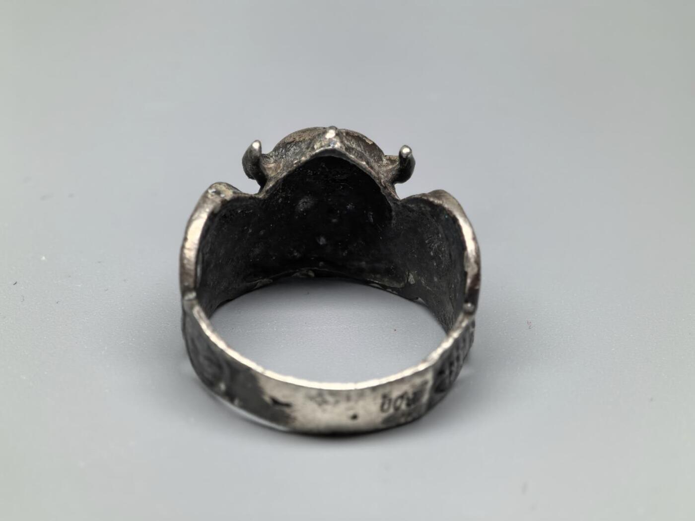 小驴勋章奖章收藏1月31日周六晚六点拍卖（珍爱和平，收藏战争，铭记历史，勿忘国耻，忠党爱国。有偿代拍，送拍规则在简介最后，参拍须阅读规则后再参拍，关系到运费包装发货时效真假辨别等关键信息，拍卖时不再发原图，看大图店主微信码在拍卖店铺介绍里） 现代工艺品维京SS戒指，港码22-23码，材质未知