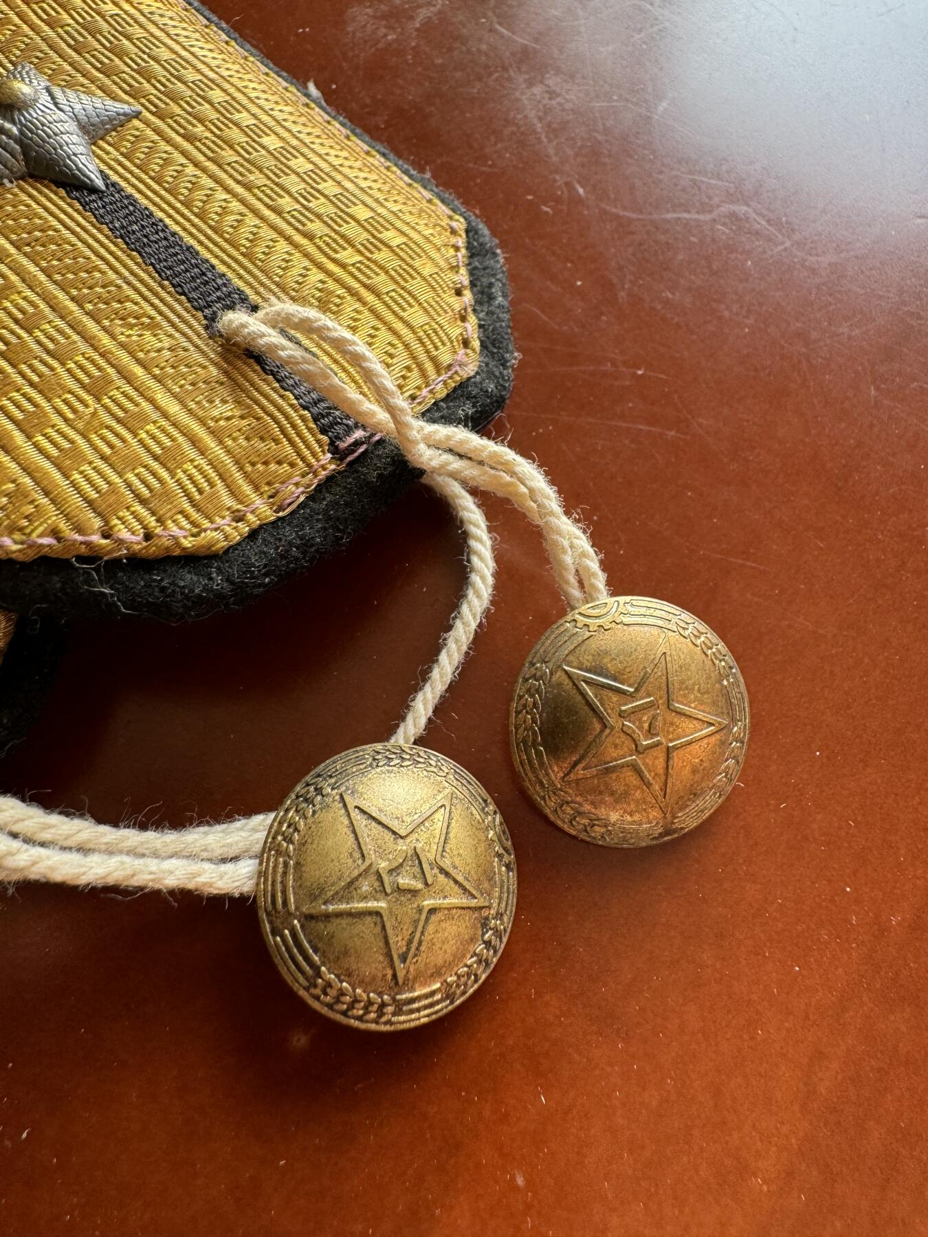 五哥徽章群   31号周六晚上八点4群联拍 肩