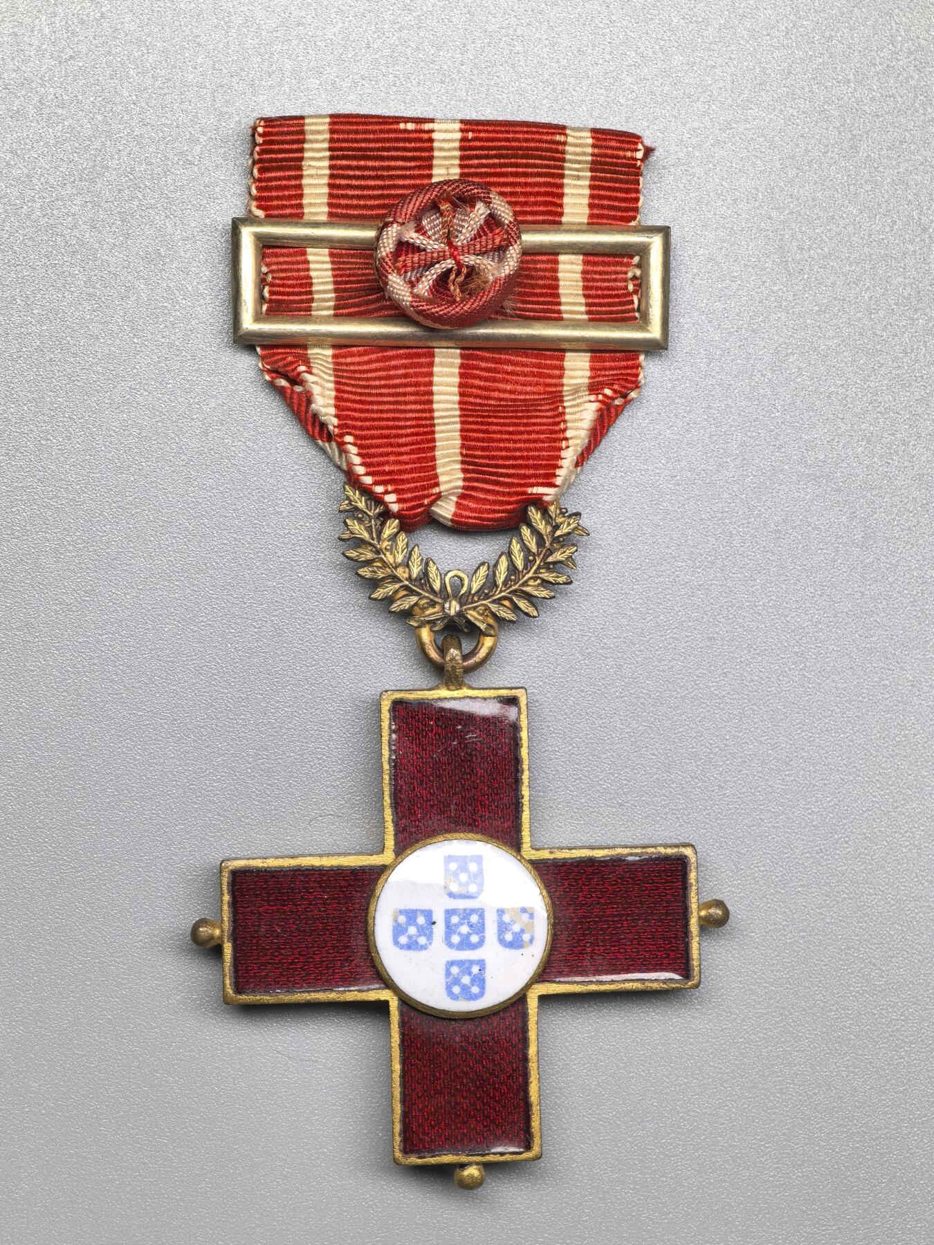小驴勋章奖章收藏1月31日周六晚六点拍卖（珍爱和平，收藏战争，铭记历史，勿忘国耻，忠党爱国。有偿代拍，送拍规则在简介最后，参拍须阅读规则后再参拍，关系到运费包装发货时效真假辨别等关键信息，拍卖时不再发原图，看大图店主微信码在拍卖店铺介绍里） 葡萄牙红十字功勋勋章，铜质局部珐琅，1925年版。1908年5月7日设立