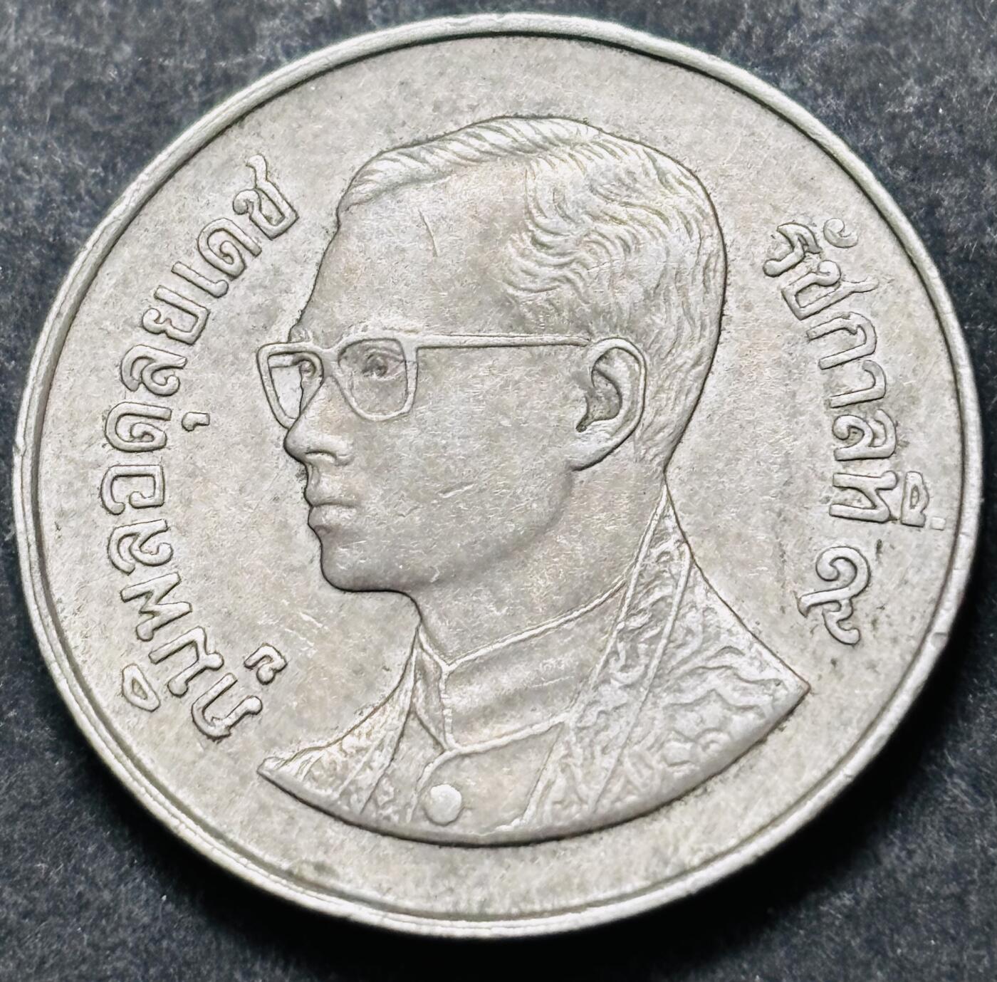 文馨钱币收藏 2026新年第五场（第 291 场）【长期接代拍品】 少见版本，龙头在右边，1987-88 年泰国老版 5 泰铢，第 17 版本，只发行两年，5 泰铢更是少见