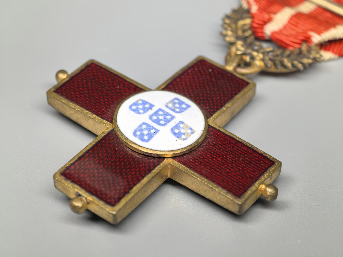 小驴勋章奖章收藏1月31日周六晚六点拍卖（珍爱和平，收藏战争，铭记历史，勿忘国耻，忠党爱国。有偿代拍，送拍规则在简介最后，参拍须阅读规则后再参拍，关系到运费包装发货时效真假辨别等关键信息，拍卖时不再发原图，看大图店主微信码在拍卖店铺介绍里） 葡萄牙红十字功勋勋章，铜质局部珐琅，1925年版。1908年5月7日设立