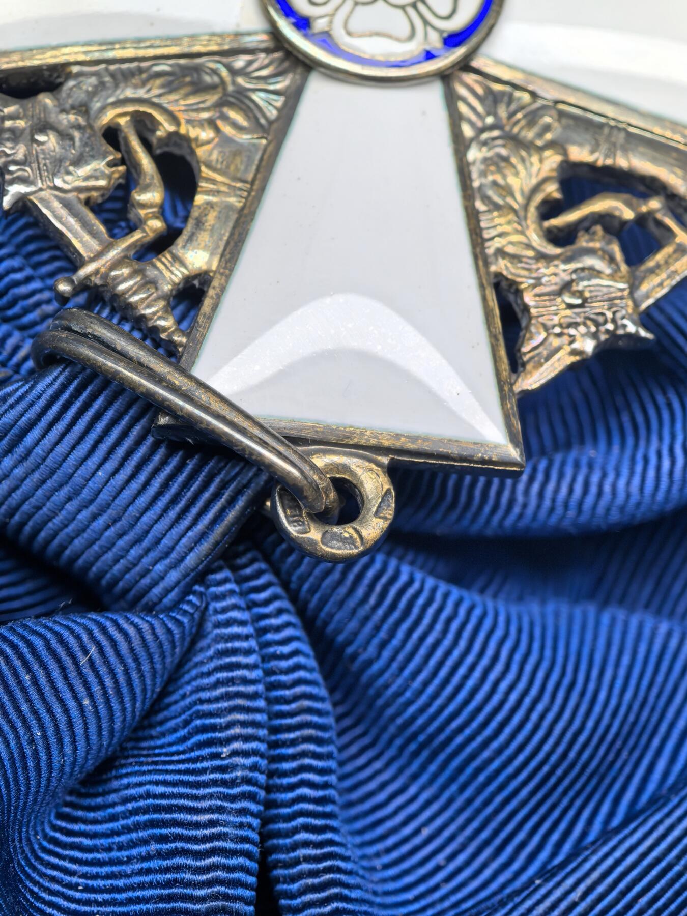 小驴勋章奖章收藏1月31日周六晚六点拍卖（珍爱和平，收藏战争，铭记历史，勿忘国耻，忠党爱国。有偿代拍，送拍规则在简介最后，参拍须阅读规则后再参拍，关系到运费包装发货时效真假辨别等关键信息，拍卖时不再发原图，看大图店主微信码在拍卖店铺介绍里） 芬兰大授玫瑰勋章带原盒，银质镀金珐琅，打有银标厂标年份标，极品