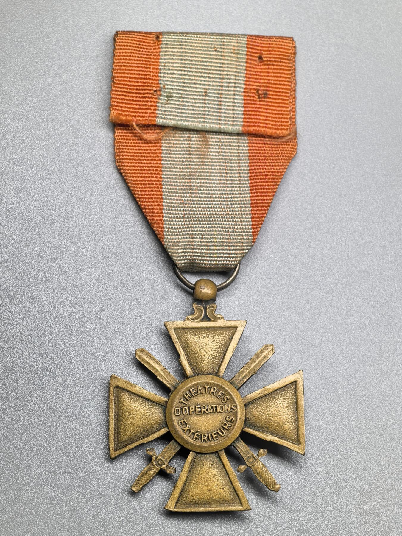 小驴勋章奖章收藏1月31日周六晚六点拍卖（珍爱和平，收藏战争，铭记历史，勿忘国耻，忠党爱国。有偿代拍，送拍规则在简介最后，参拍须阅读规则后再参拍，关系到运费包装发货时效真假辨别等关键信息，拍卖时不再发原图，看大图店主微信码在拍卖店铺介绍里） 法国海外战斗十字奖章