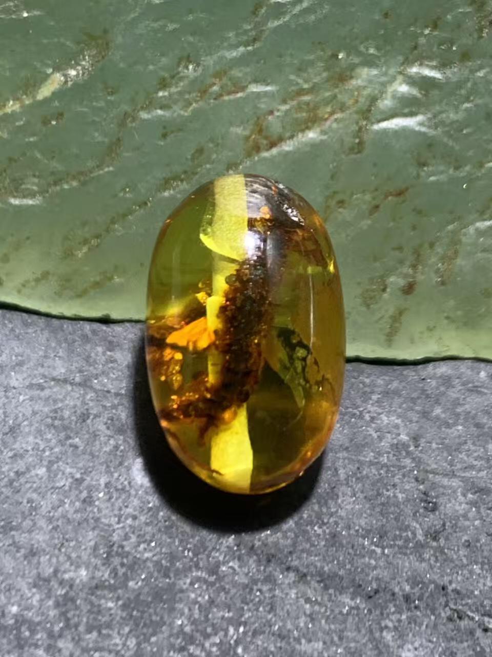 乌克兰花珀通货枣形桶珠一个，