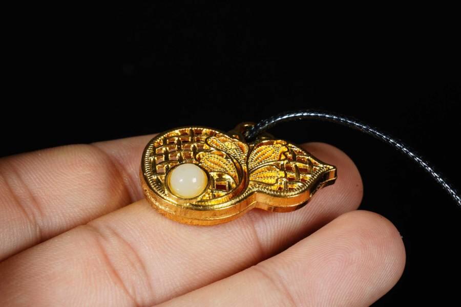 上海都达杂项专场十八（全场包邮） 天然镀金葫芦嵌和田玉蛋面挂件 附鉴定证书