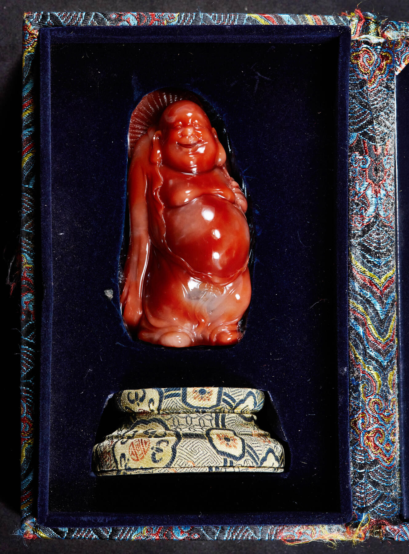 【俄甄集藏】马年新春第一拍 2026年(048)02-25星期三 晚 19:30 全场包邮 精美寿山石天然红芙蓉晶弥勒佛摆件（产地中国福建），高：95mm，厚度：50mm，重量：244.5克，颜色明丽，质地温润如玉，雕工精美，不可多得，带锦盒